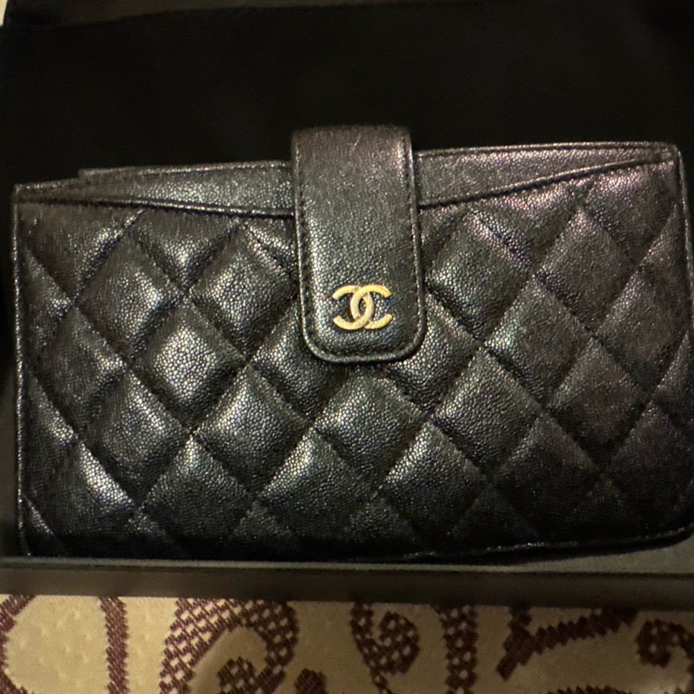 Chanel wallet LOOKING TO TRADE